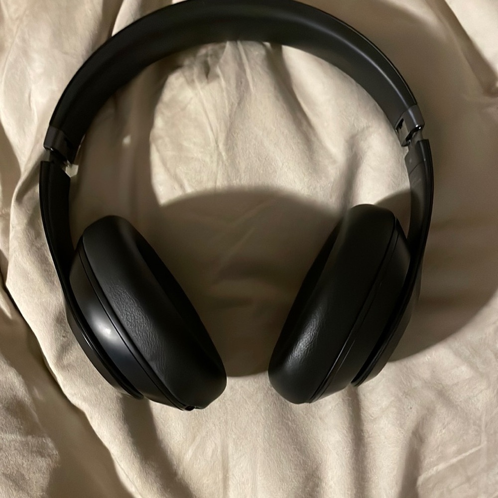 Beats Studio Pro - Wireless Bluetooth Noise Cancelling Headphones. 9.5/10
